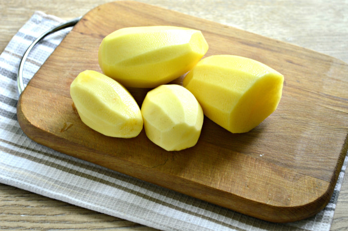 Тушкована картопля з тушонкою на сковороді
