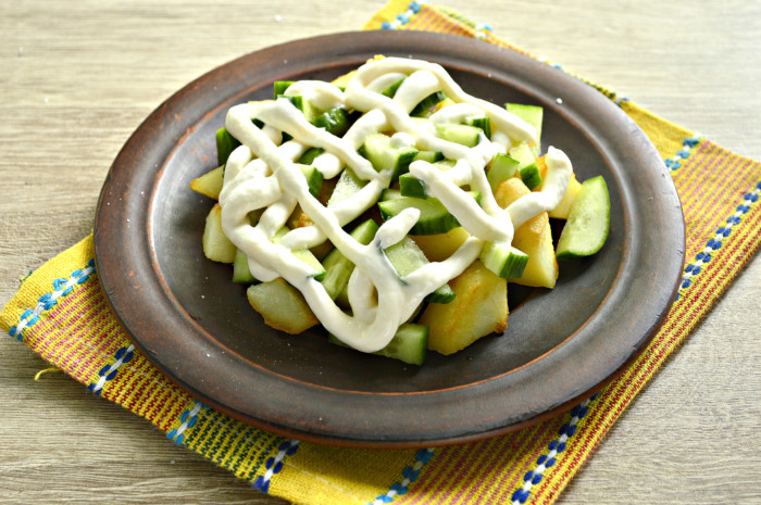 Теплий картопляний салат з огірками, сиром і зеленим горошком
