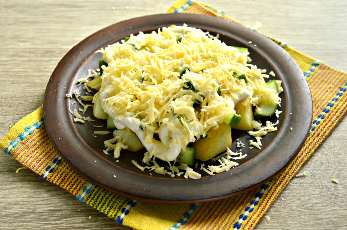 Теплий картопляний салат з огірками, сиром і зеленим горошком