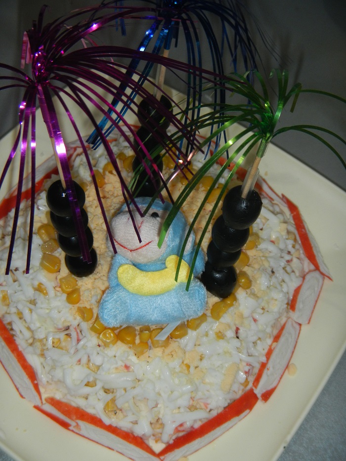 Новорічне оформлення салату з крабовими паличками "Пальмовий острів"