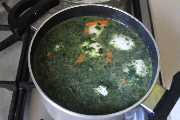 Вершковий суп зі шпинатом і курячими фрикадельками