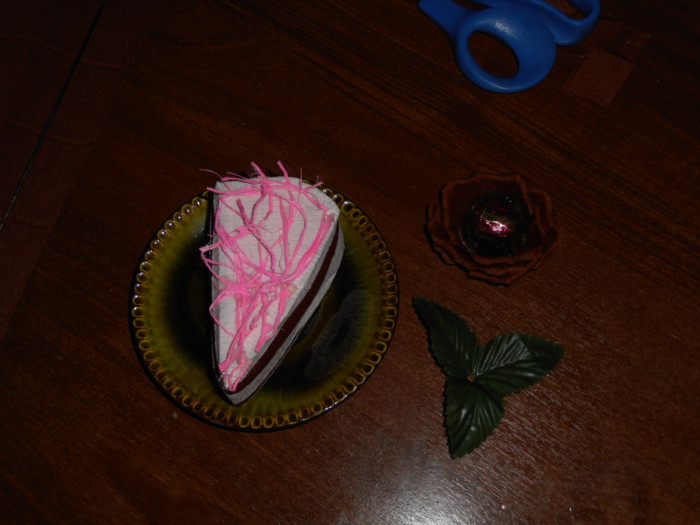 Шматочок торта з паперу - упаковка для цукерок своїми руками