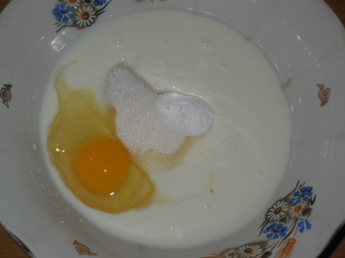 оладки на кислому молоці з вареним яйцем і зеленою цибулею