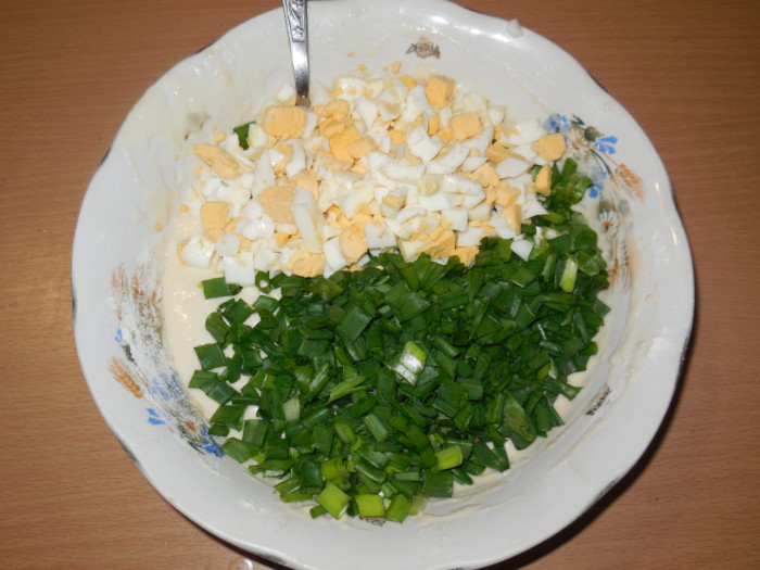 Оладки на кефірі з яйцем і зеленою цибулею