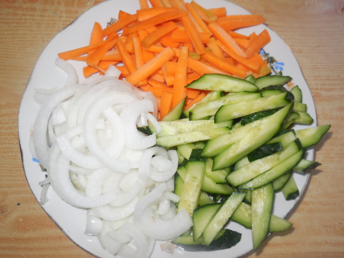 Салат по-корейськи з м'ясом і овочами