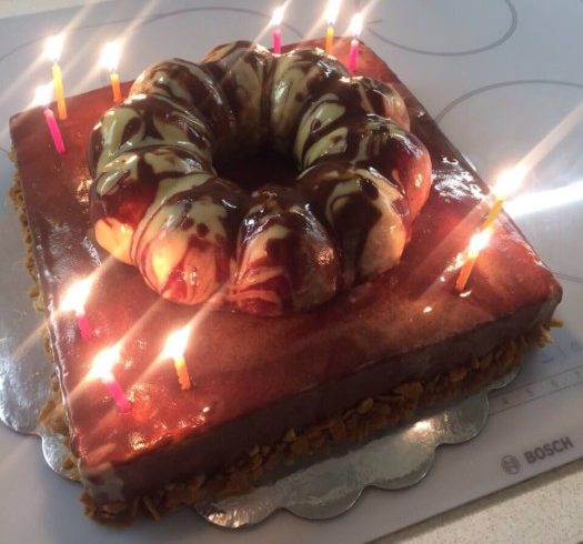 Смачний бісквітний торт на день народження