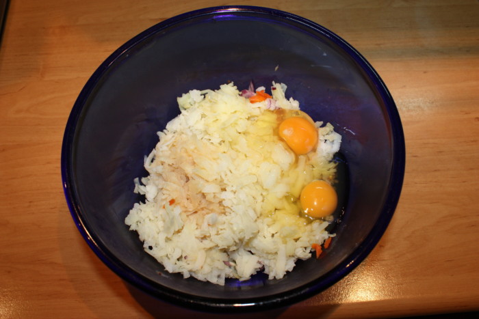 Картопляні оладки з вареної картоплі з морквою і цибулею