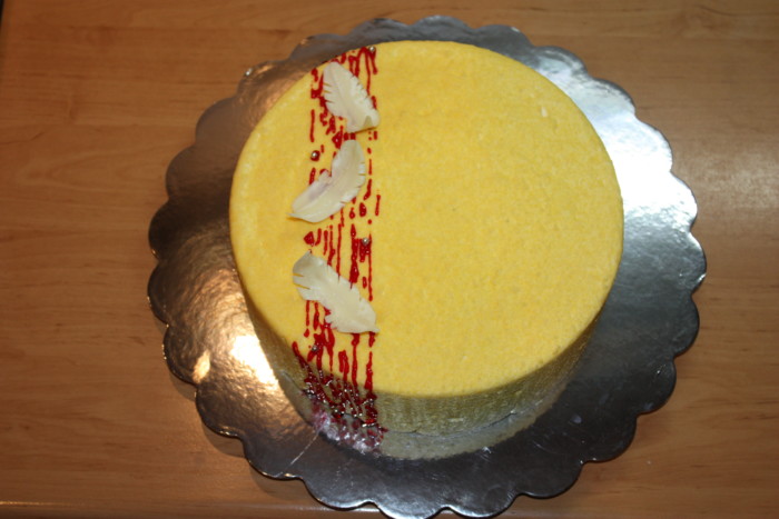 Бісквітної-муссовий торт з велюром і лимонної просоченням
