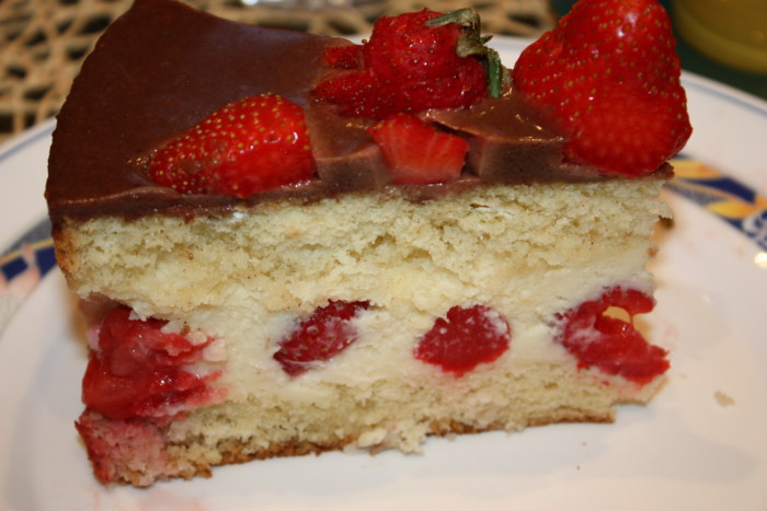Французький торт Фрезье з полуницею і кремом муслін