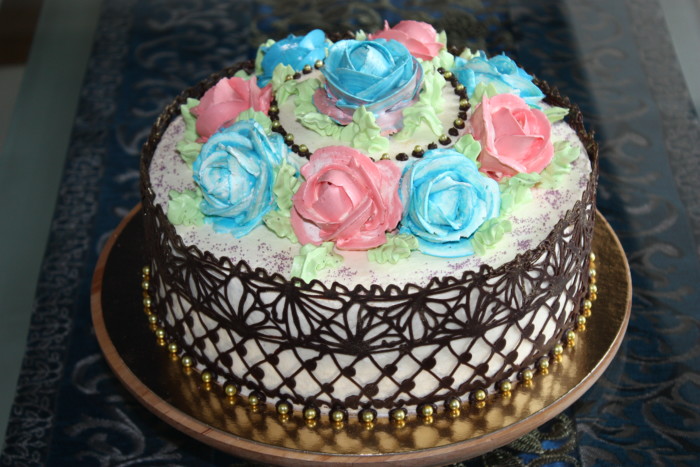 Домашній бісквітний торт з кулі, ганашем, трояндами з крему і шоколадним декором