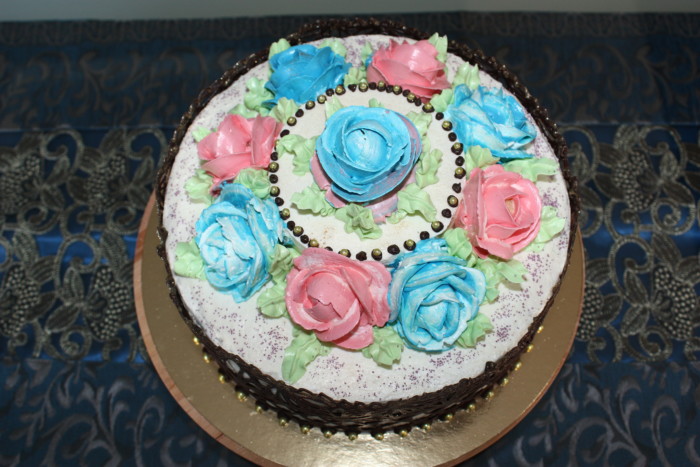 Домашній бісквітний торт з кулі, ганашем, трояндами з крему і шоколадним декором