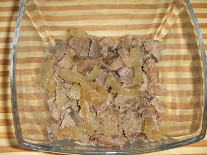 Смачний листковий салат з курячою печінкою