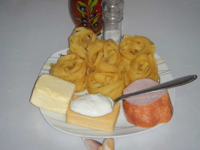 Гнізда з макаронів з баликом і сирним соусом