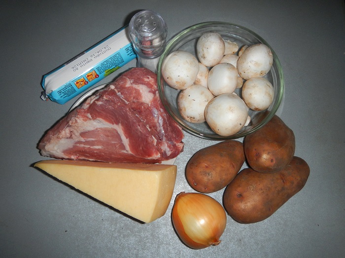 Картопля по-французьки в духовці зі свининою і грибами