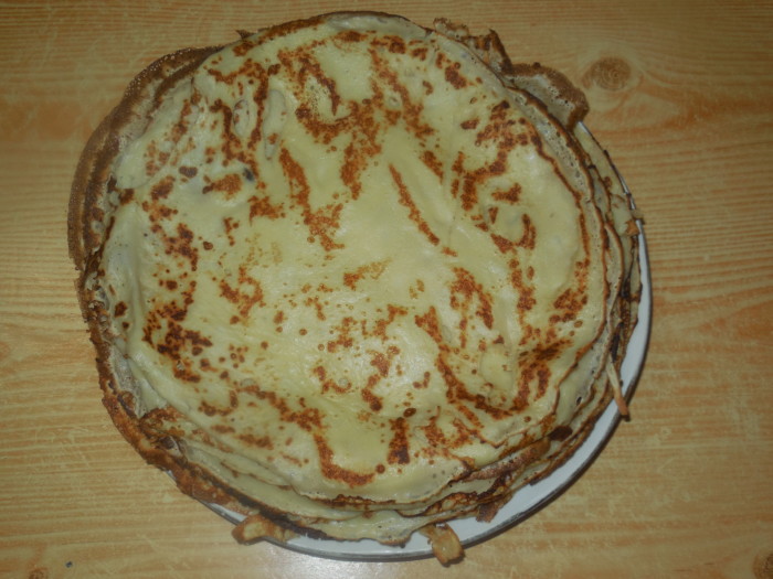 Солодкий млинцевий пиріг з начинкою з кураги з варенням під збитими білками