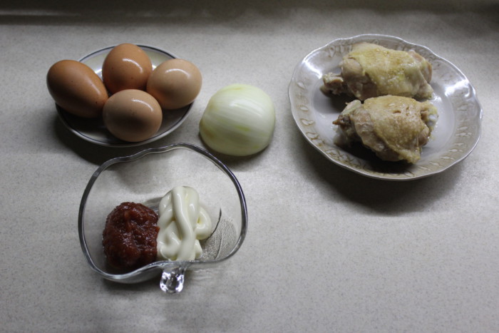 Листковий салат з куркою і маринованою цибулею