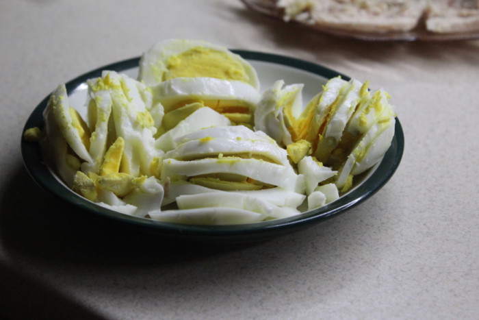 Курячий салат з маринованою цибулею шарами