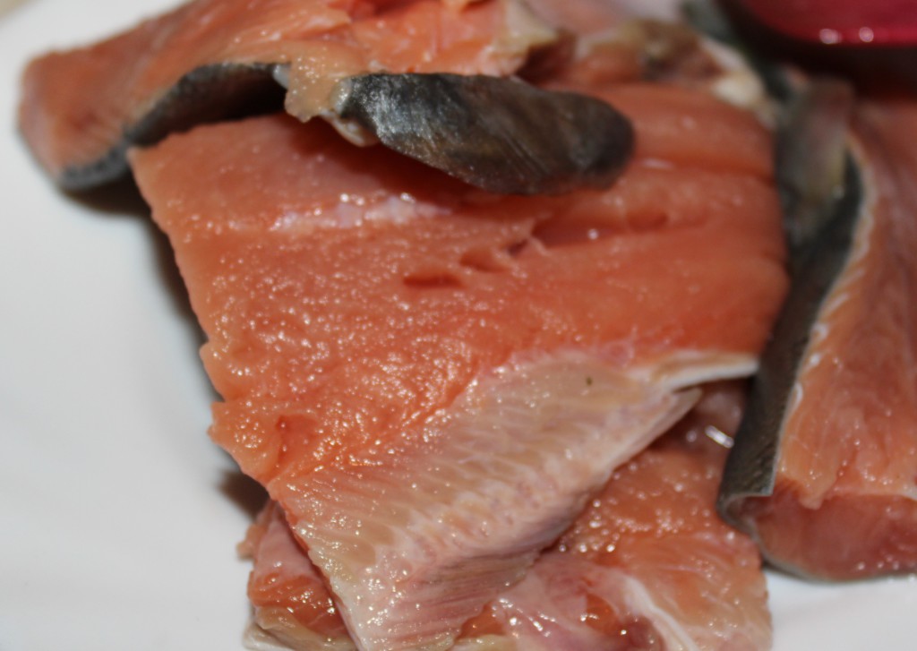 Смажені деруни і філе лосося у вершковому соусі