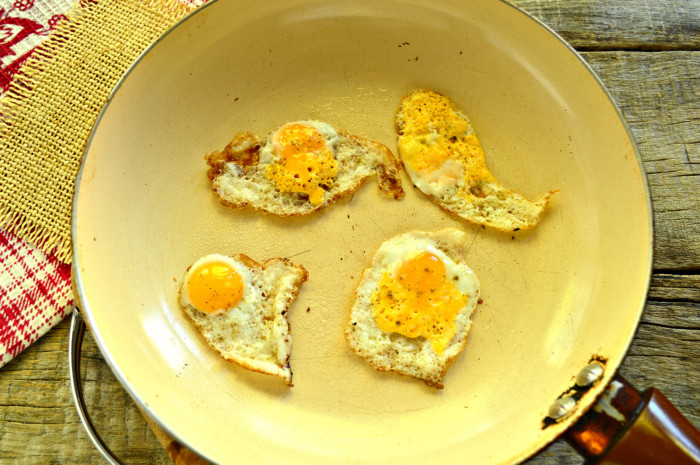 Хлібні тости з яйцем і зеленню