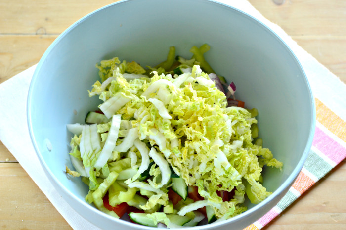 Салат з пекінською капустою, огірком, помідорами та іншими овочами