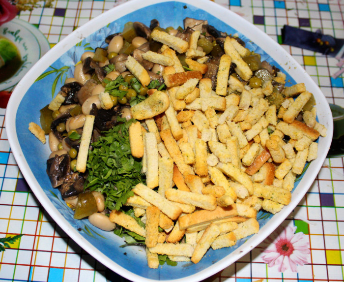 Салат з квасолею, грибами і сухариками