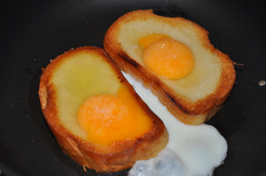Незвичайна яєчня в булочці або батоні на сковороді