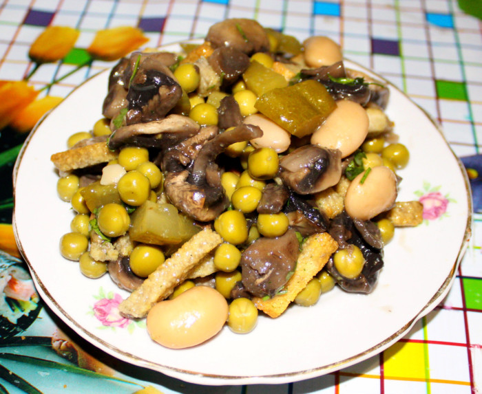 Салат з квасолею, грибами і сухариками