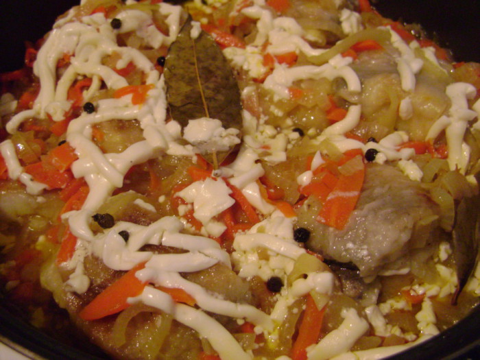 Бротола - риба тушкована з овочами під майонезом