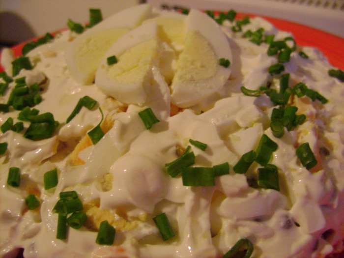 Листковий салат з сардиною, яйцем, горошком і тушкованими овочами