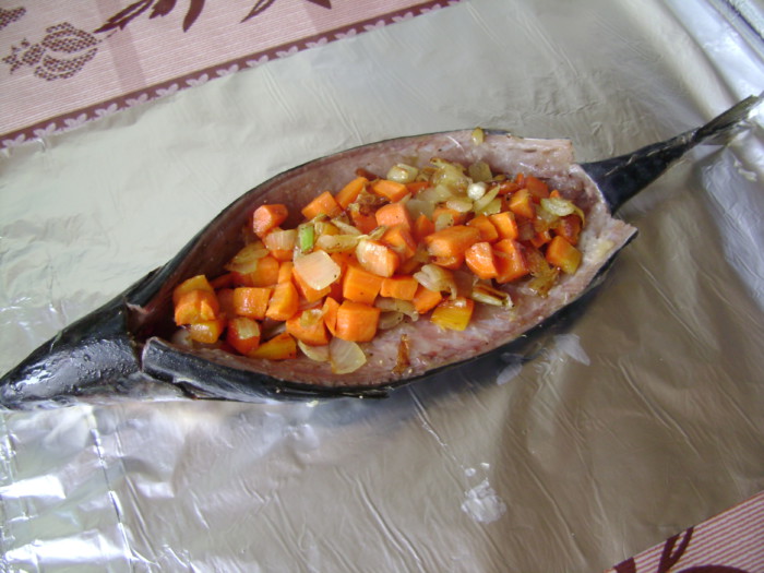 Запечена скумбрія в духовці у фользі з овочами у вигляді човника