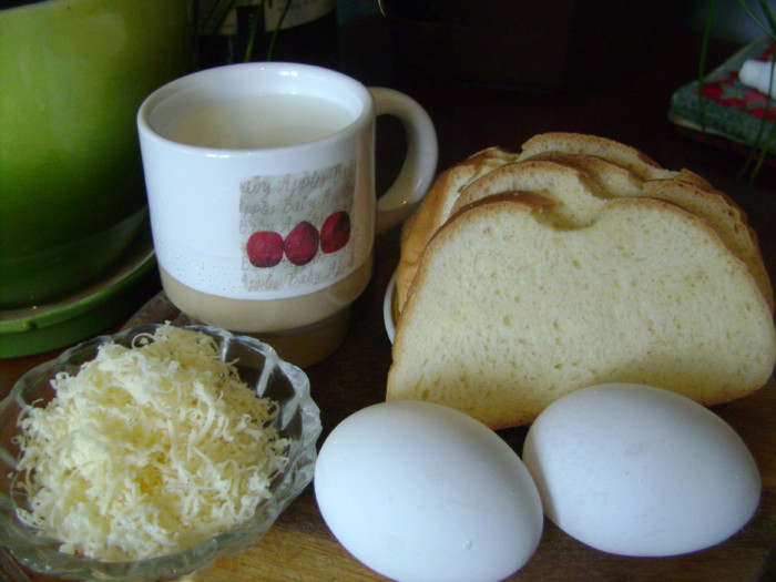 Смачні сирні грінки з батона з яйцем і молоком на сковороді