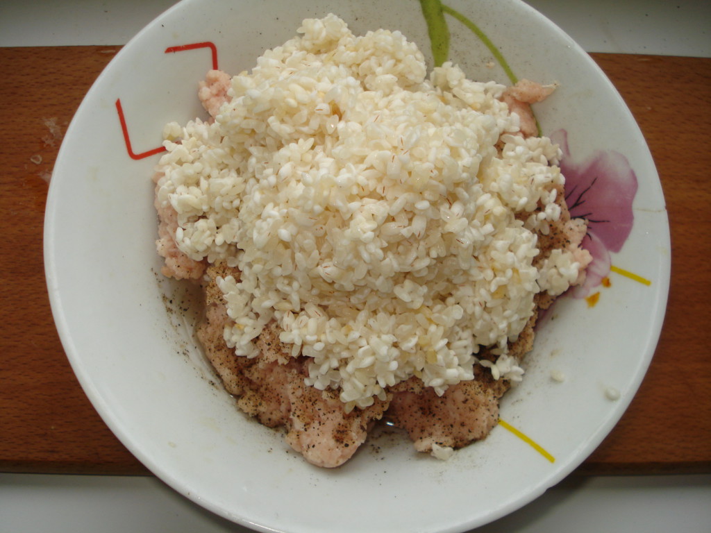 Фарширований перець з рисом, овочами і свинячим фаршем