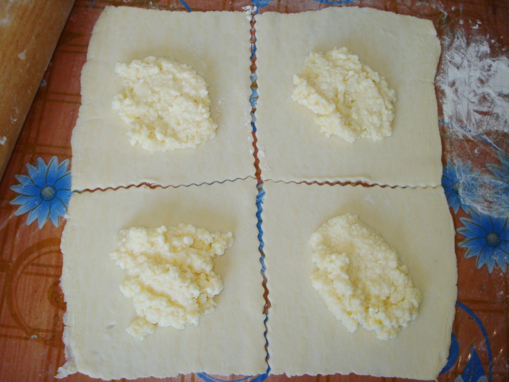 Листкові пиріжки з начинкою з сиру