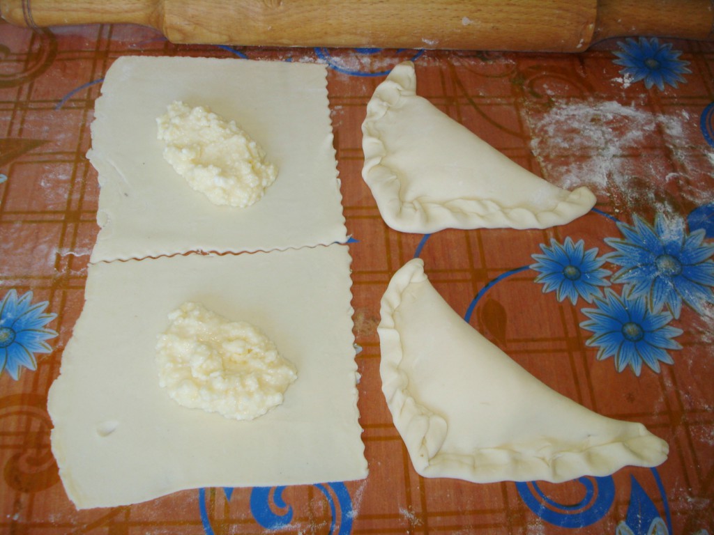 Пиріжки з сиром з листкового тіста