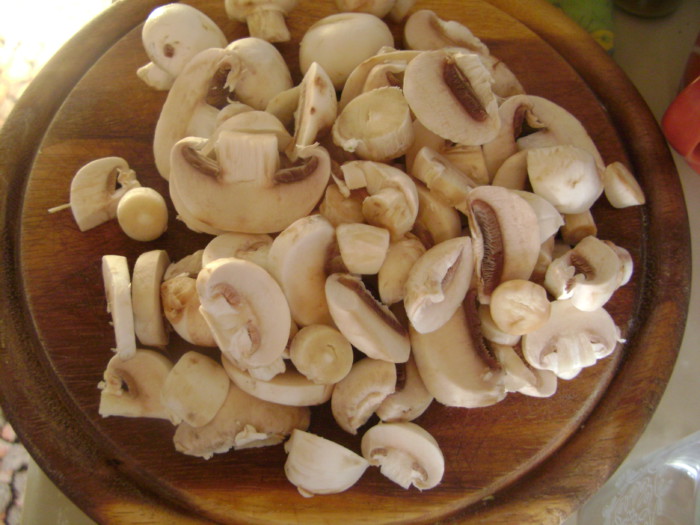 Свинячі реберця з грибами тушковані в соусі
