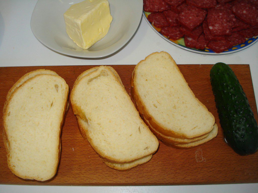 Бутерброди з сухою ковбасою, огірком і сиром