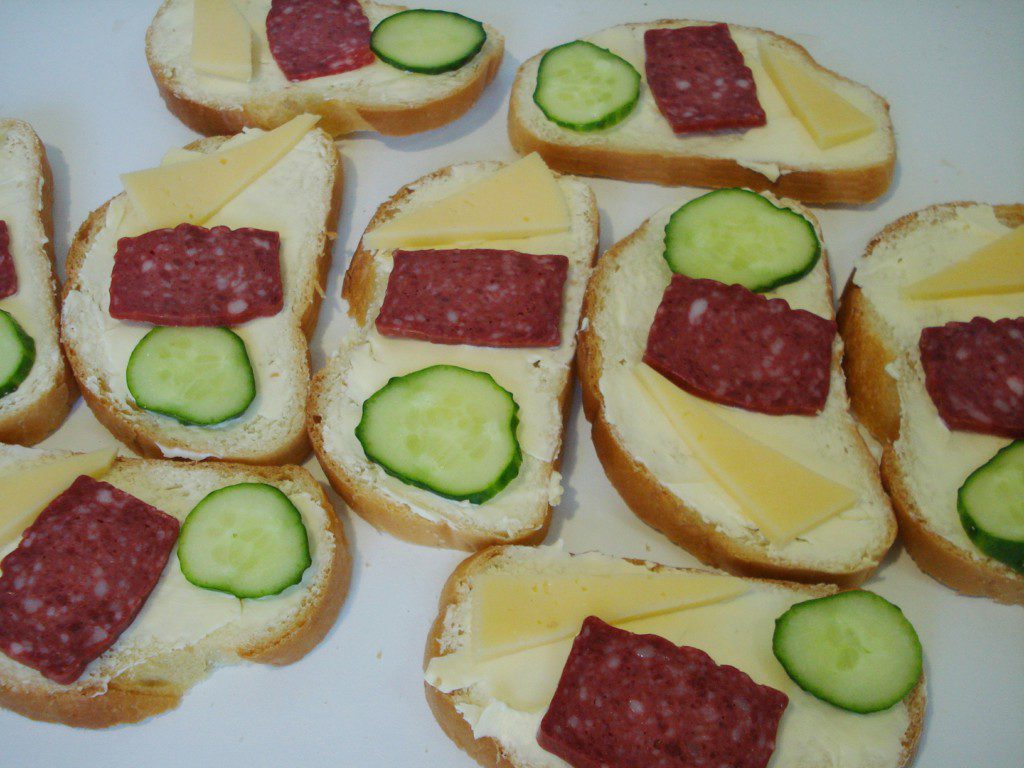 Бутерброди з сухою ковбасою, огірком і сиром