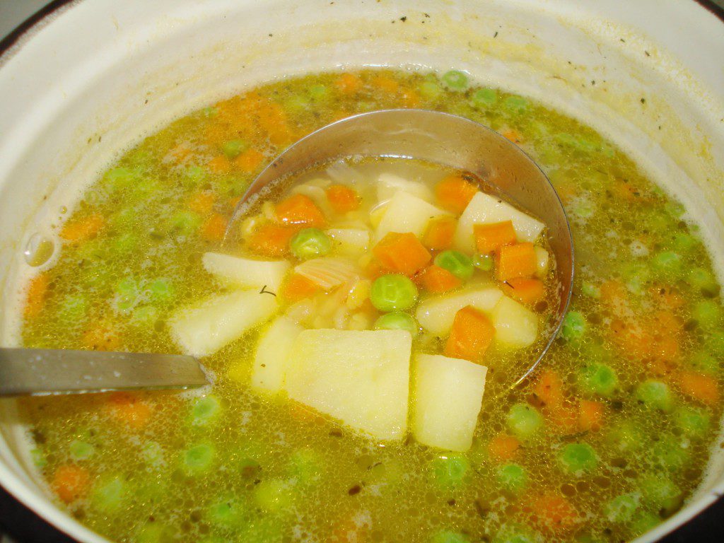 Пісний гороховий суп із зеленим горошком