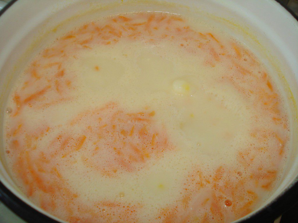 Гороховий суп-пюре з куркою, сухариками та плавленим сиром