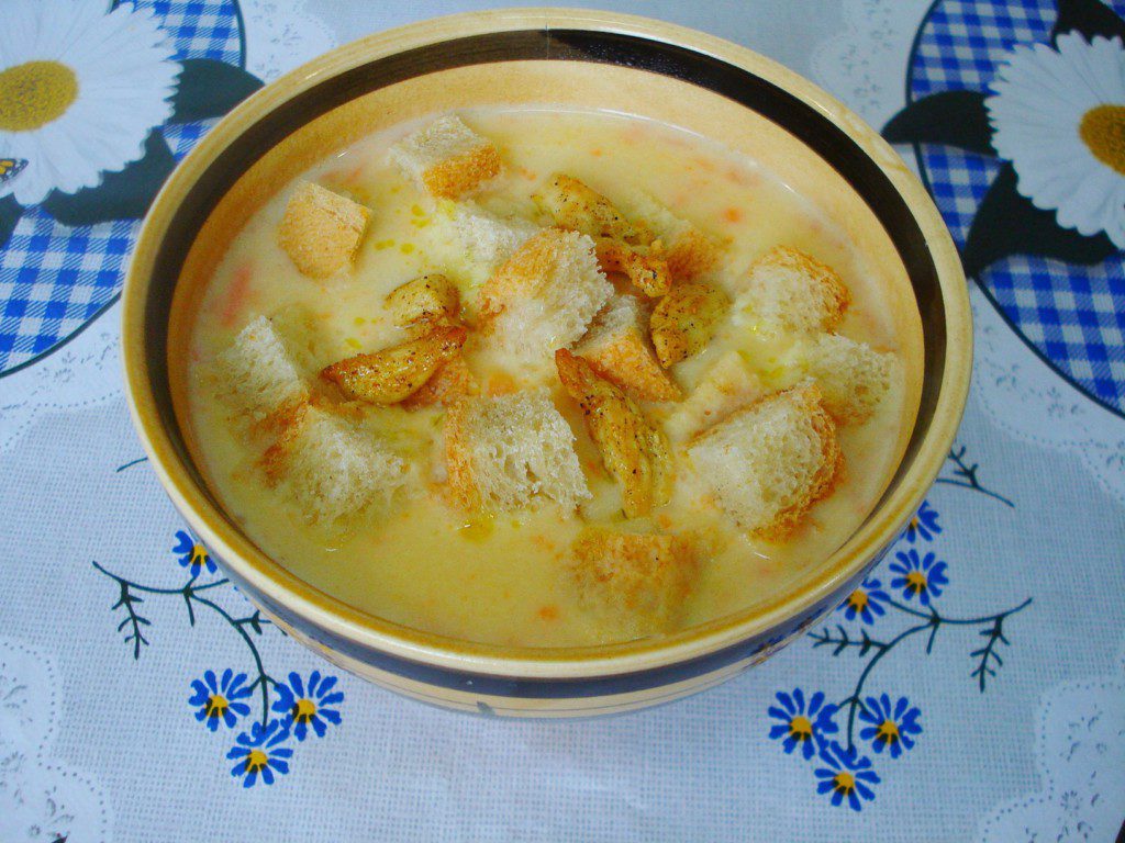Гороховий суп-пюре з куркою, сухариками та плавленим сиром
