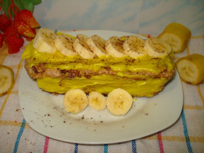 Десерт з безе, заварного крему, горіхів і банана