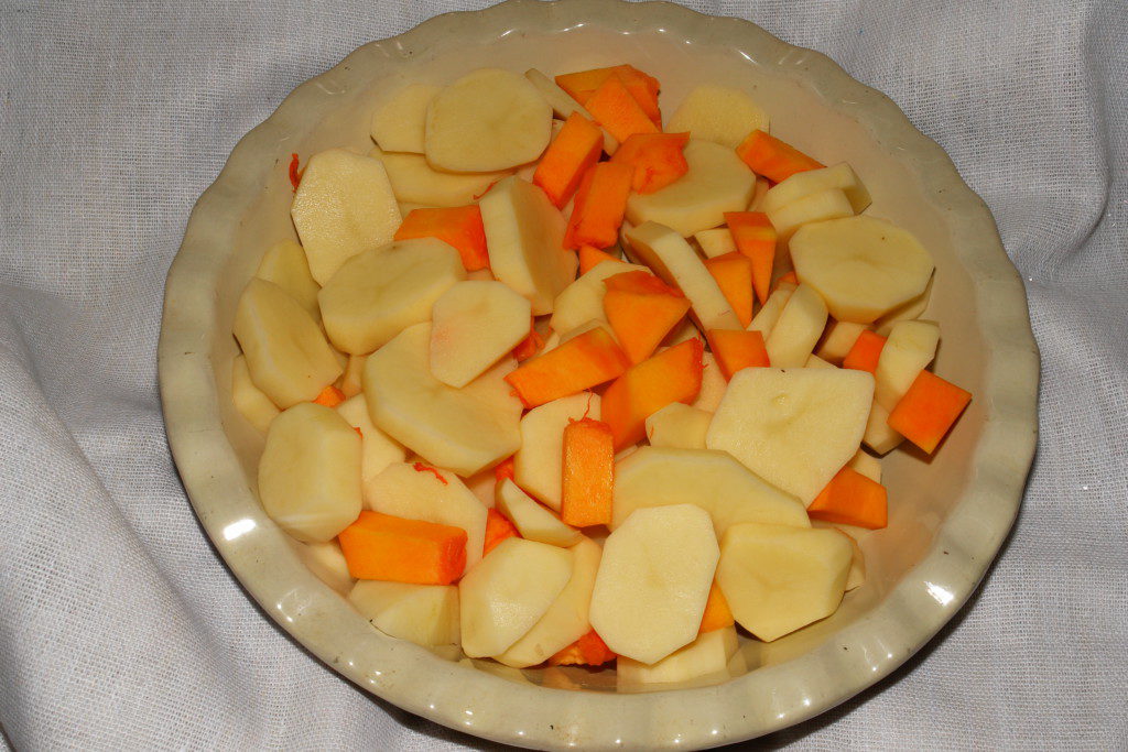 Курка запечена з картоплею і гарбузом в гірчичному соусі