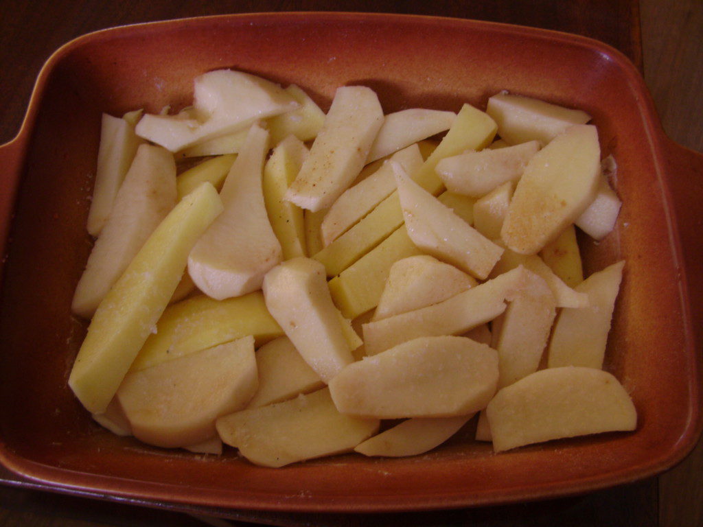 Картопля запечена в соусі