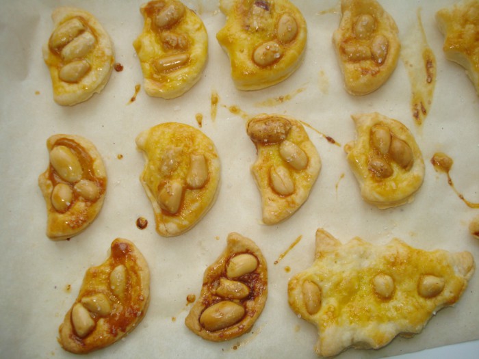 Швидке печиво з листкового тіста з цукром і арахісом