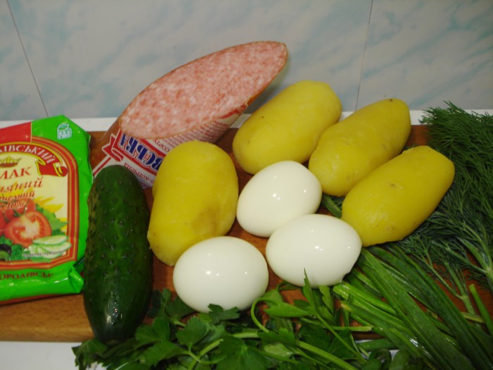 Смачна окрошка на воді з майонезом, овочами, ковбасою і зеленню