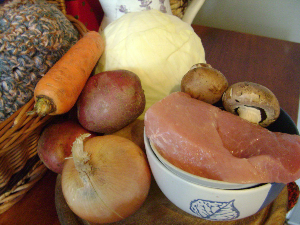 Тушкована капуста з картоплею, куркою і грибами