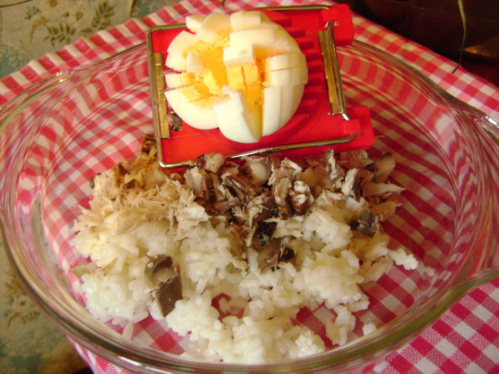 Салат з рисом і скумбрією
