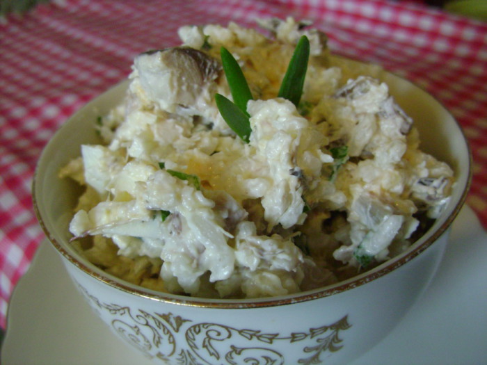 Рибний салат з рисом, яйцем і солоної скумбрією