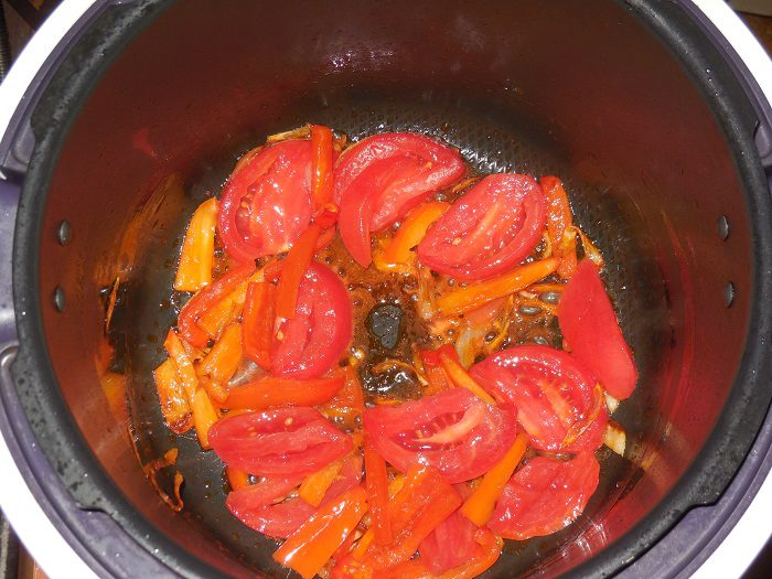 Омлет з помідорами в мультиварці