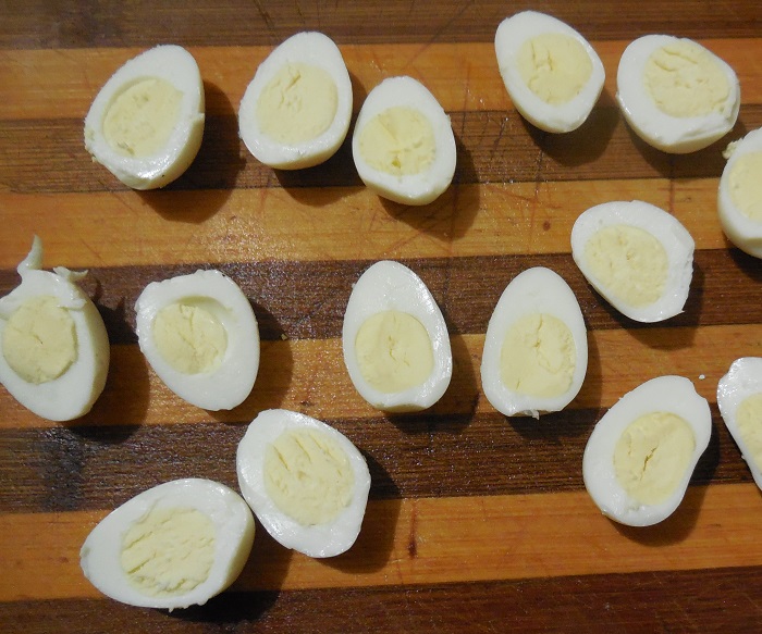 Салат з перепелиними яйцями